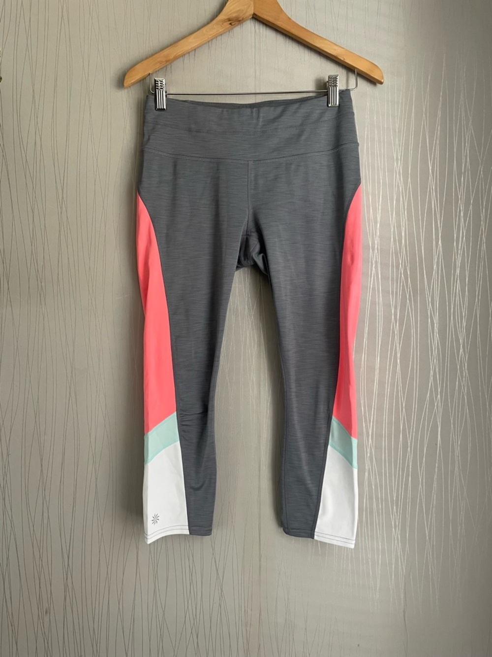 Athleta Cropped Leggings Small Gray Pink Colorblock Capri Workout Yoga Gym - Picture 3 of 9